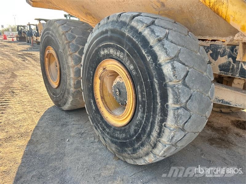 Komatsu HM400-1 Liigendraamiga pinnaseveokid