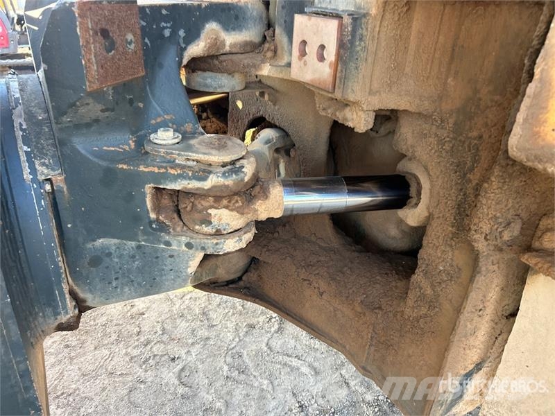 Komatsu HM400-1 Liigendraamiga pinnaseveokid