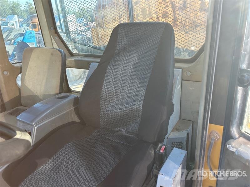 Komatsu HM400-1 Liigendraamiga pinnaseveokid