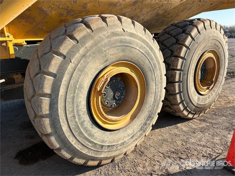 Komatsu HM400-1 Liigendraamiga pinnaseveokid