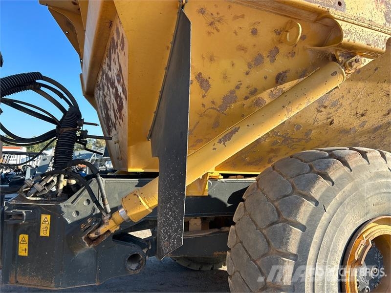 Komatsu HM400-1 Liigendraamiga pinnaseveokid