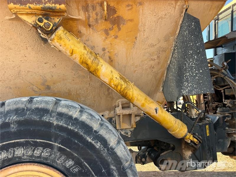 Komatsu HM400-1 Liigendraamiga pinnaseveokid