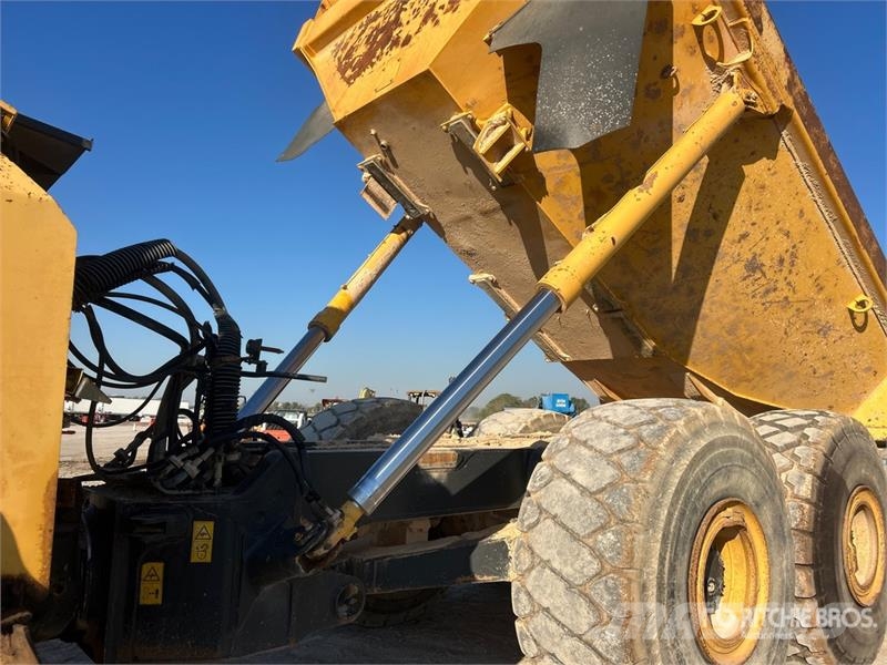 Komatsu HM400-1 Liigendraamiga pinnaseveokid