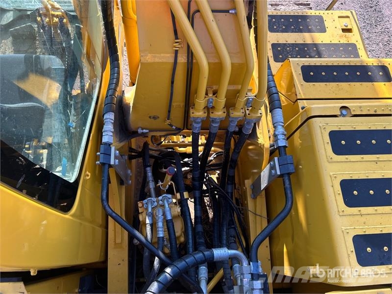Komatsu PC210LC-11 Tracked Excavator Bagri goseničarji