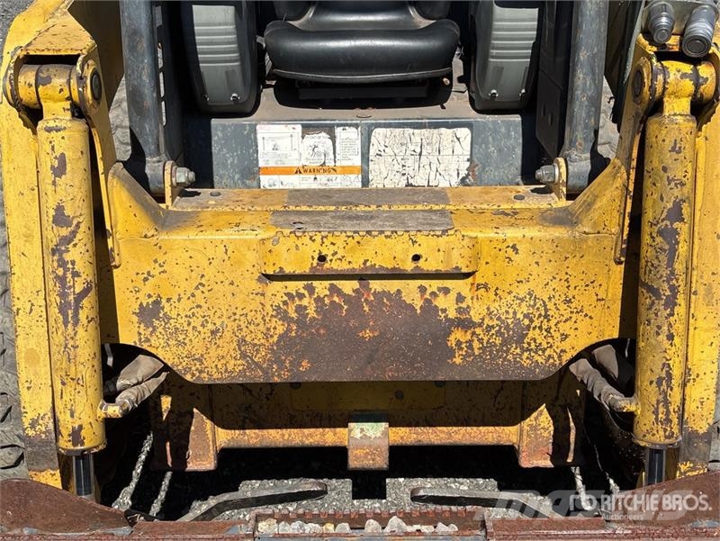 Komatsu SK815-5 Mini Pale Gommate