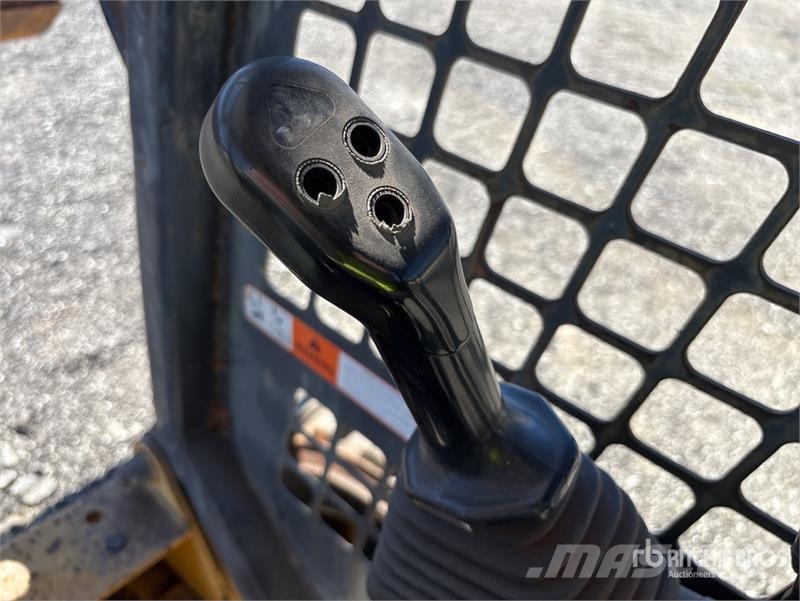 Komatsu SK815-5 Mini Pale Gommate