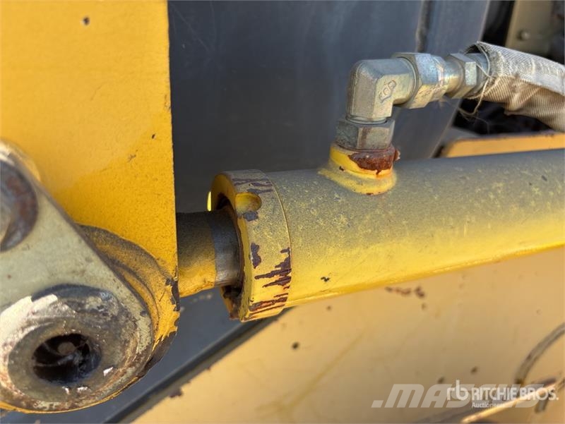 Komatsu SK815-5 Mini Pale Gommate