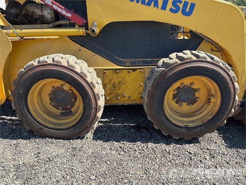 Komatsu SK815-5 Mini Pale Gommate