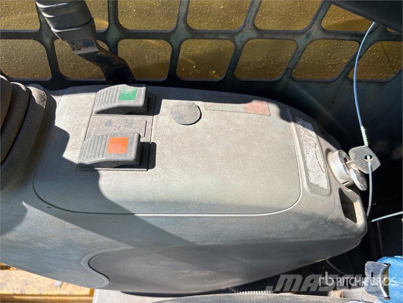 Komatsu SK815-5 Mini Pale Gommate