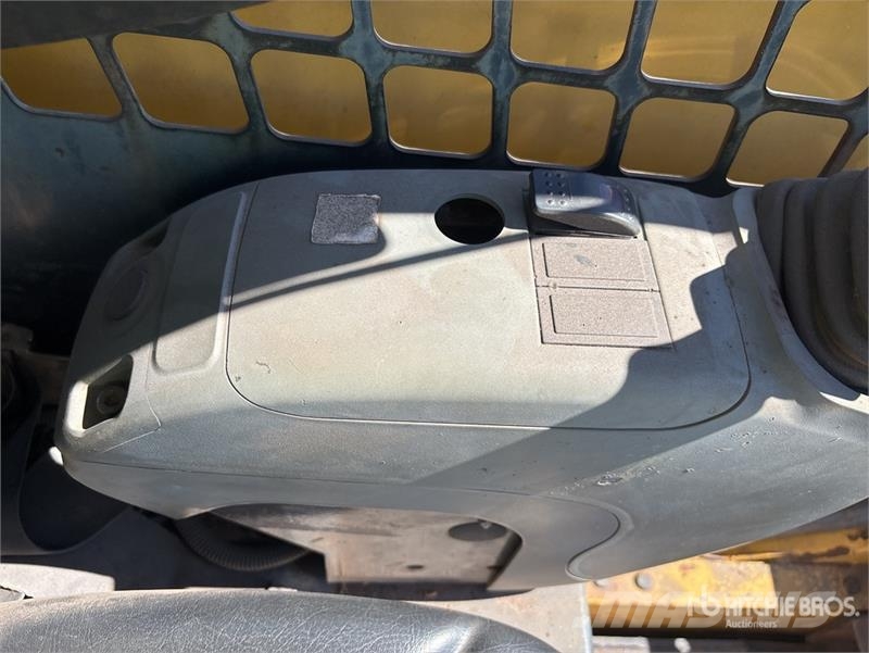 Komatsu SK815-5 Mini Pale Gommate