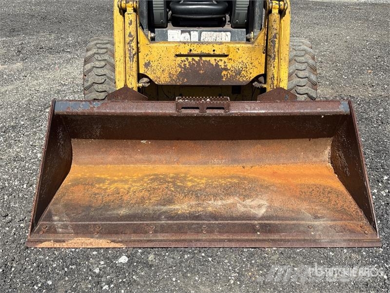 Komatsu SK815-5 Mini Pale Gommate