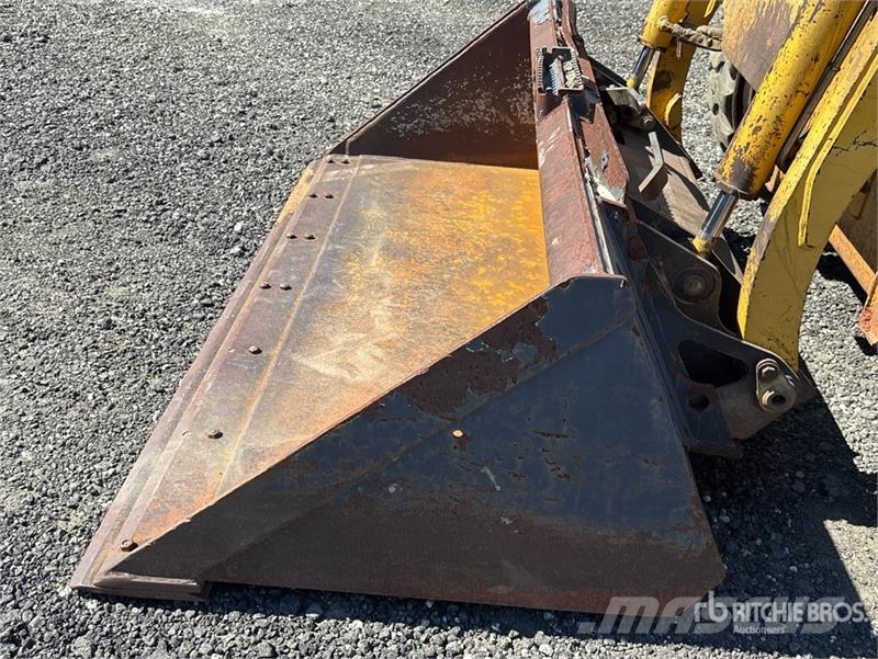 Komatsu SK815-5 Mini Pale Gommate