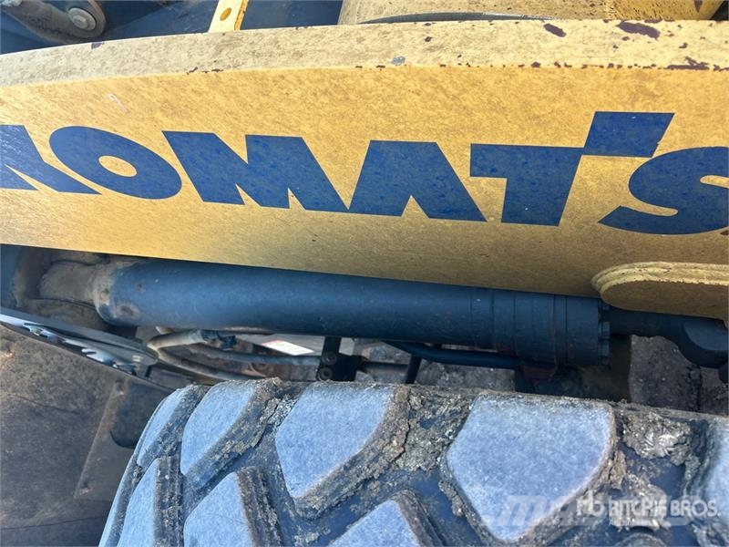 Komatsu WA320-7 لوادر بعجل