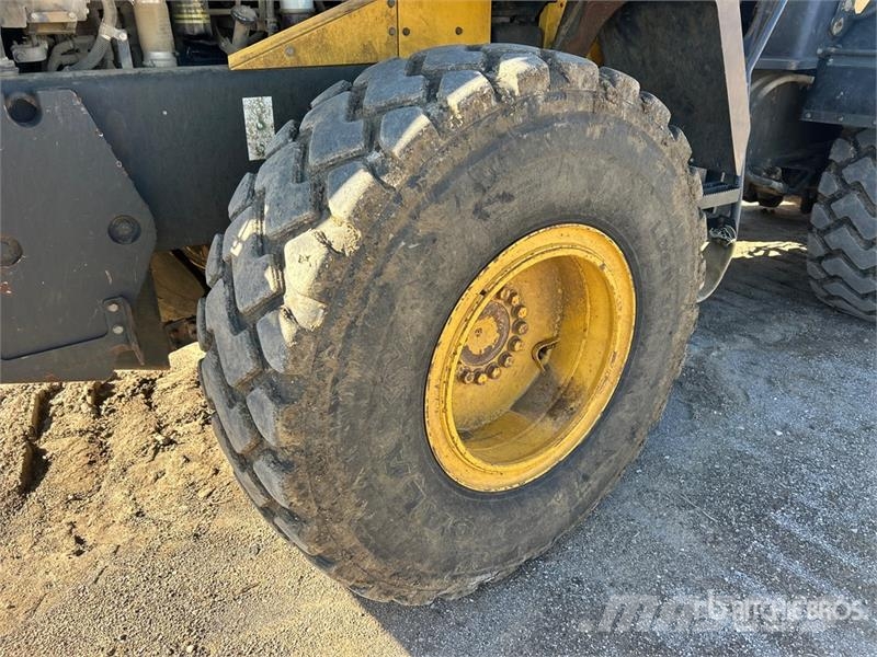 Komatsu WA320-7 لوادر بعجل