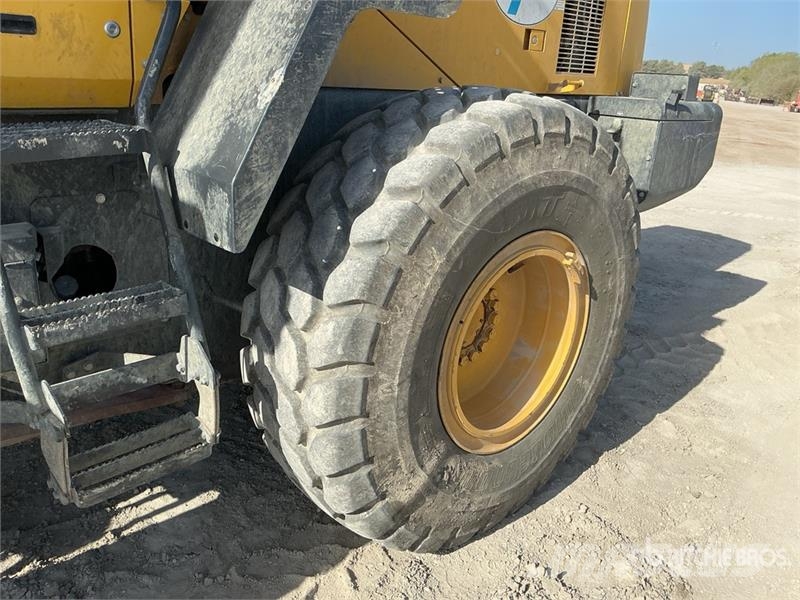 Komatsu WA320-8 휠로우더