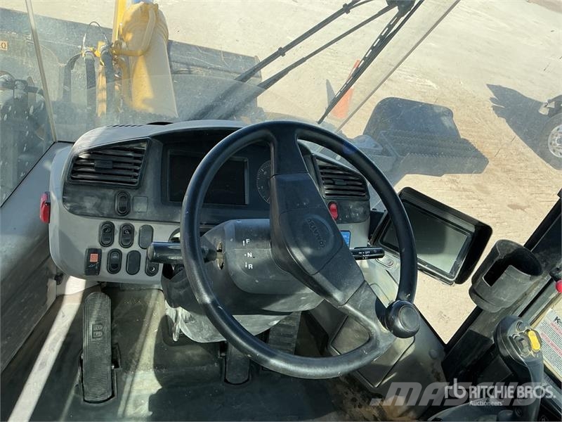Komatsu WA320-8 휠로우더