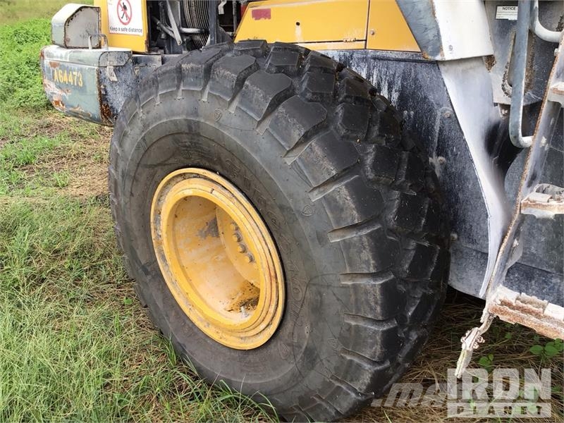 Komatsu WA380-7 Pale gommate