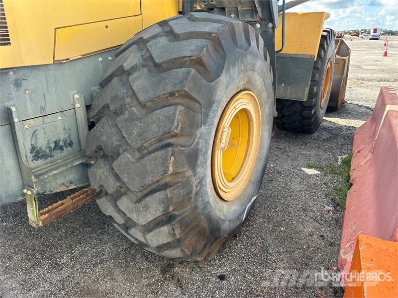 Komatsu WA470-7 Pale gommate