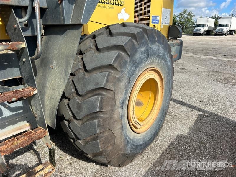Komatsu WA470-7 Pale gommate