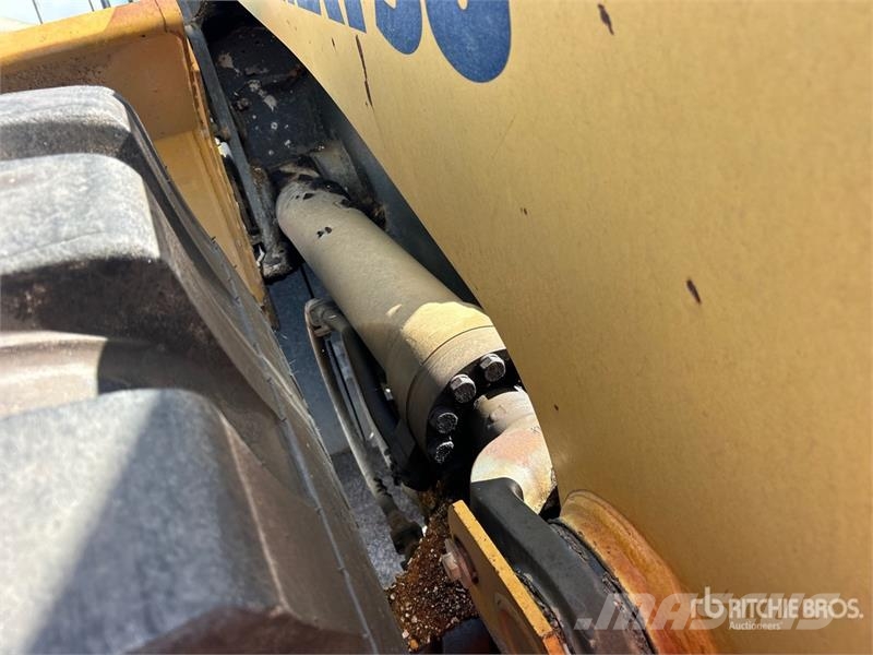 Komatsu WA470-7 Pale gommate