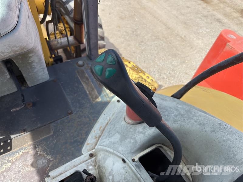 Komatsu WB140 Retroescavadeiras