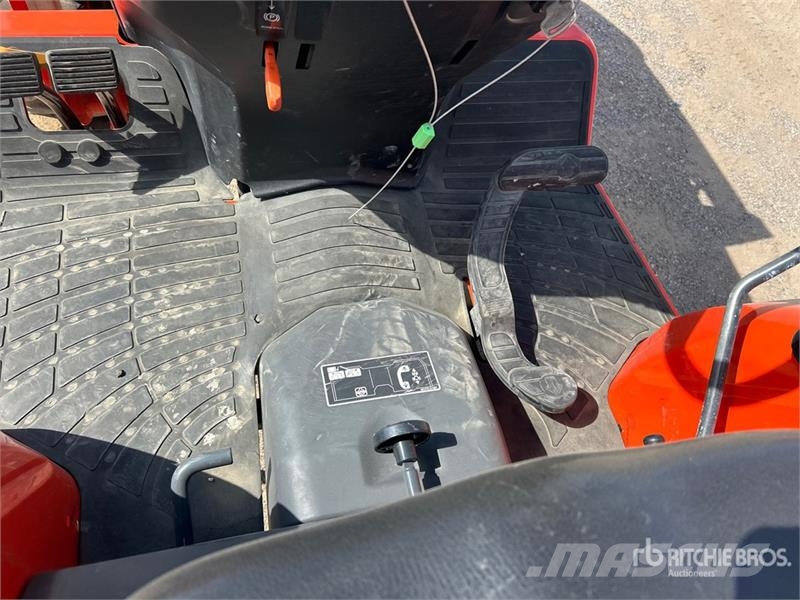Kubota B3350HSD Taajamatraktorit