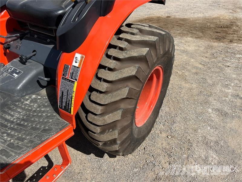 Kubota B3350HSD Taajamatraktorit