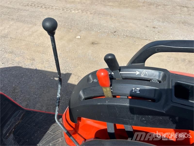 Kubota B3350HSD Taajamatraktorit