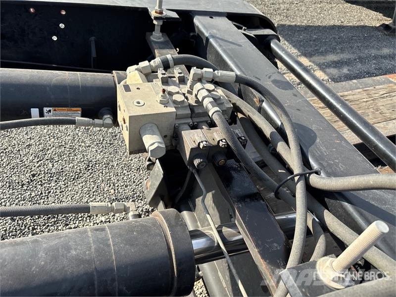 Landoll 835 Tri/A Removable Gooseneck Lowboy Trailer 低架裝載車