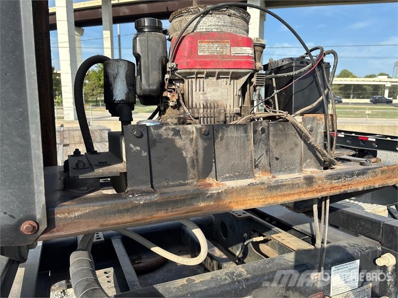 Landoll 835 Tri/A Removable Gooseneck Lowboy Trailer 低架裝載車