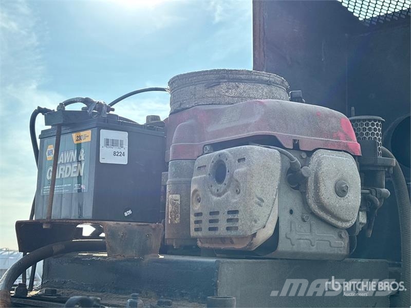 Landoll 835 Tri/A Removable Gooseneck Lowboy Trailer 低架裝載車