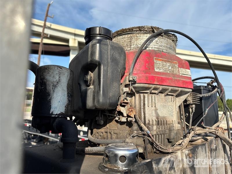Landoll 835 Tri/A Removable Gooseneck Lowboy Trailer 低架裝載車