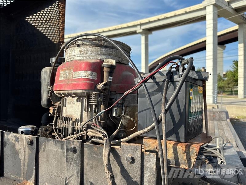 Landoll 835 Tri/A Removable Gooseneck Lowboy Trailer 低架裝載車