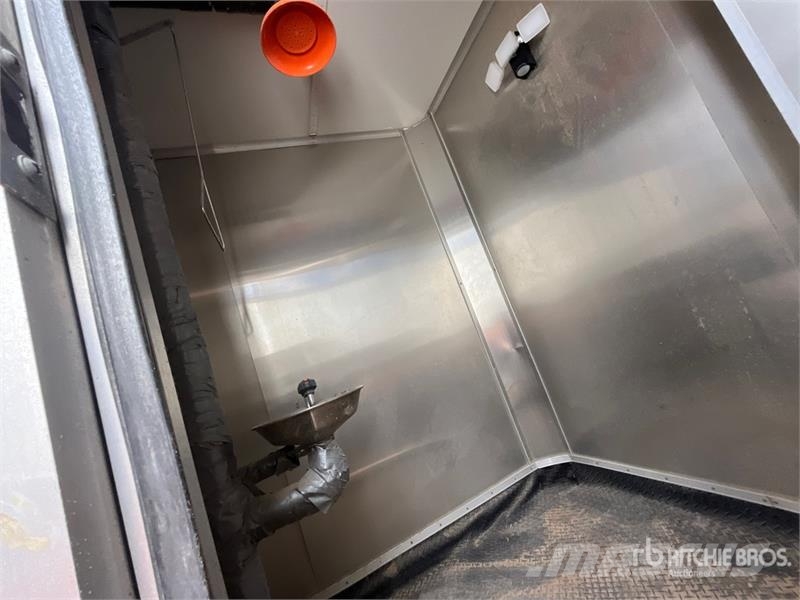  Lark 12 ft S/A Enclosed Trailer Furgons