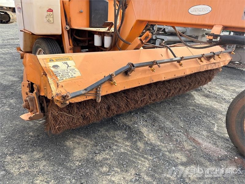 Lay-Mor Self-Propelled Broom كناسات