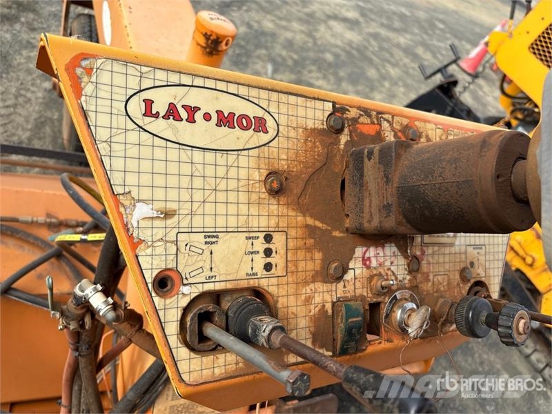 Lay-Mor Self-Propelled Broom كناسات