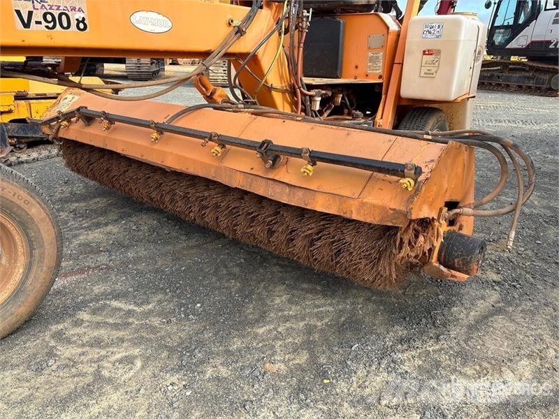 Lay-Mor Self-Propelled Broom كناسات