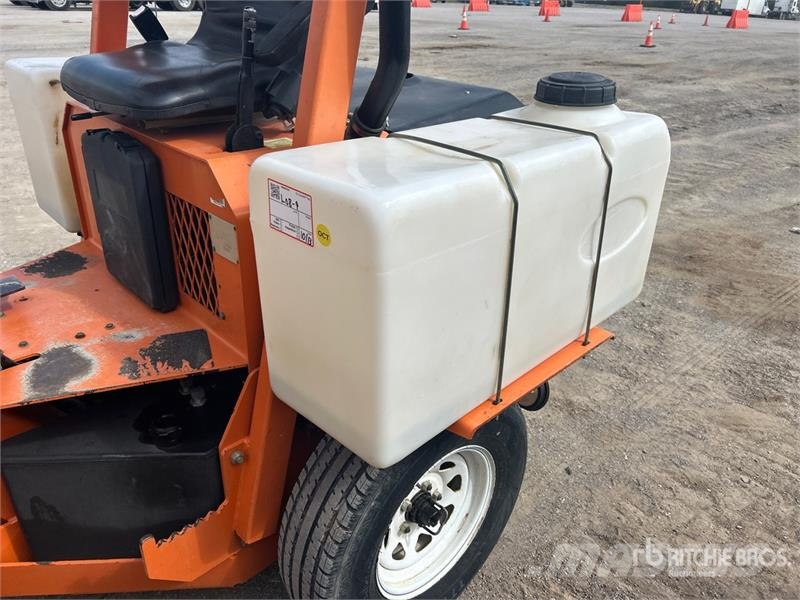 Lay-Mor SM300 路面清掃機