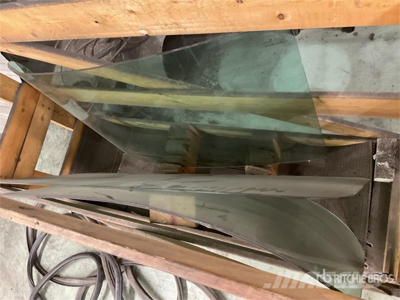 Left and Right Windshield Glass for Mack CH/CX Tru Ostale kargo komponente