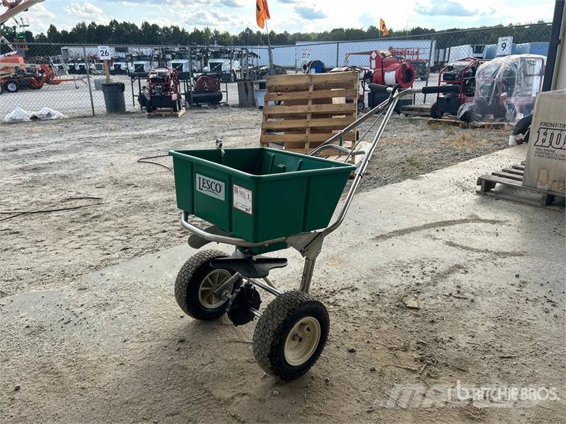 Lesco 80 lb Walk-Behind Fertilizer Spreader Aplikátory tekutých hnojiv