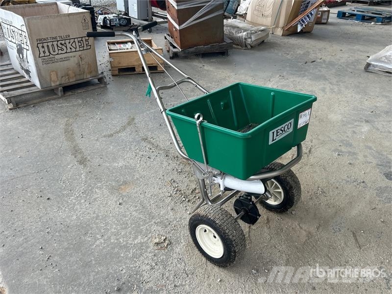 Lesco 80 lb Walk-Behind Fertilizer Spreader Aplikátory tekutých hnojiv