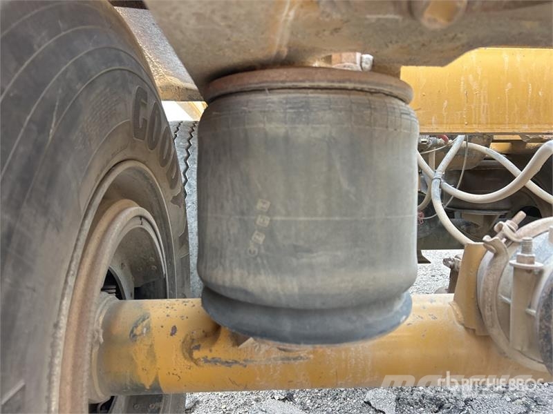 Load King 2060-40-2HD 40 ft T/A Belly Dump Trailer (Inoperab Bañeras