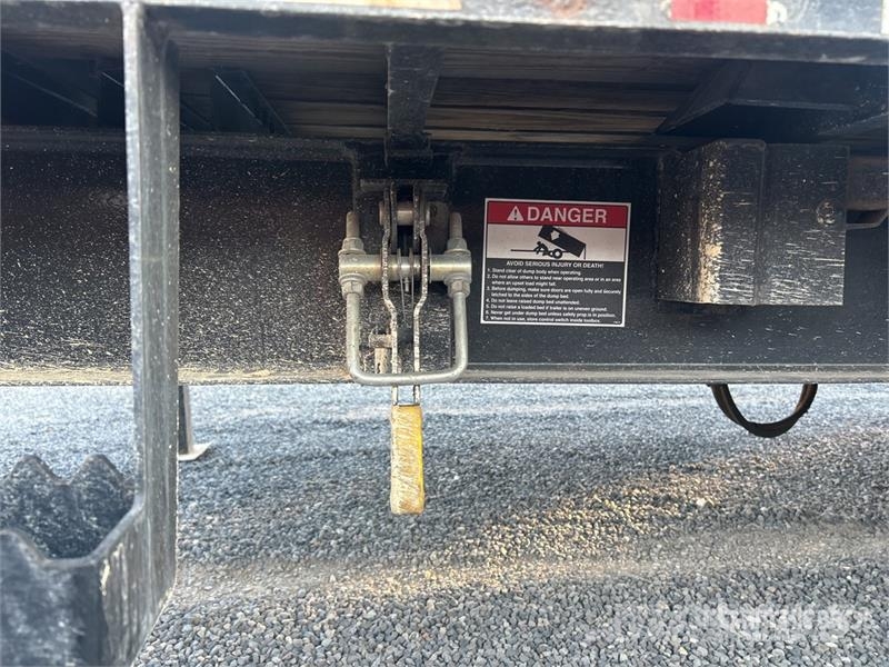Load Trail 26 ft T/A Tilt Deck Trailer Maskintransporter