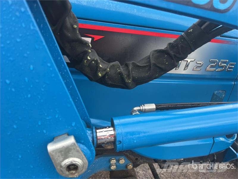 LS MT225E 4WD Utility Tractor Kompaktie traktori