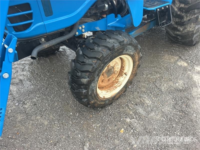 LS MT225E 4WD Utility Tractor Kompaktie traktori