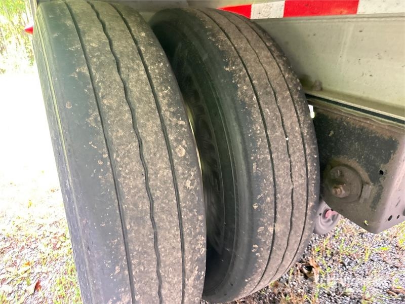 MAC TNAR48AA 48 ft T/A Spread Axle Curtain Side Traile Pressukapelliperävaunut