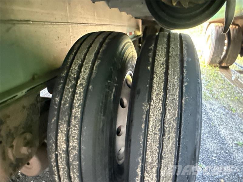 MAC TNAR48AA 48 ft T/A Spread Axle Curtain Side Traile Curtainsideranhänger