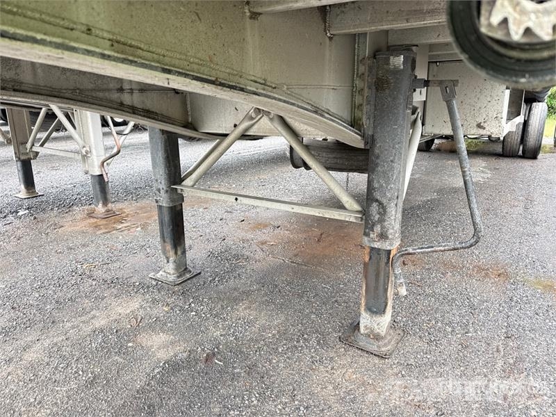 MAC TNAR48AA 48 ft T/A Spread Axle Flatbed Trailer Lavaperävaunut