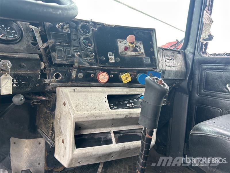 Mack 16000 5825 lb Knuckle Boom on Mack RB600 6x4 Boom Kraanaga veokid