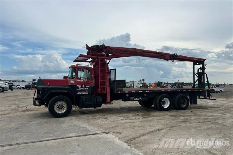 Mack 16000 5825 lb Knuckle Boom on Mack RB600 6x4 Boom Kraanaga veokid
